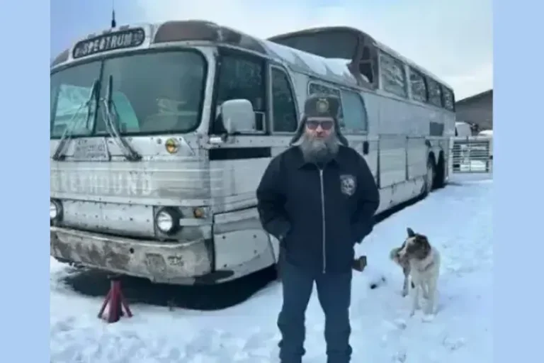 Ônibus histórico comprado no Canadá por paranaense fica retido em porto no México