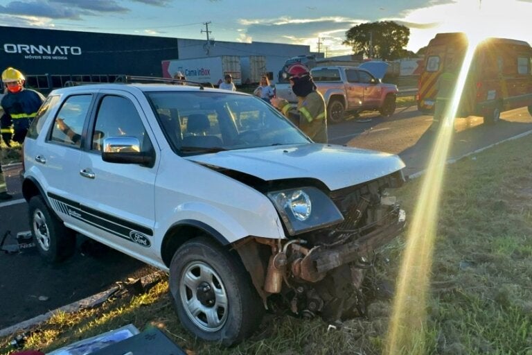 colisão deixa dois feridos na PR-323 em Umuarama