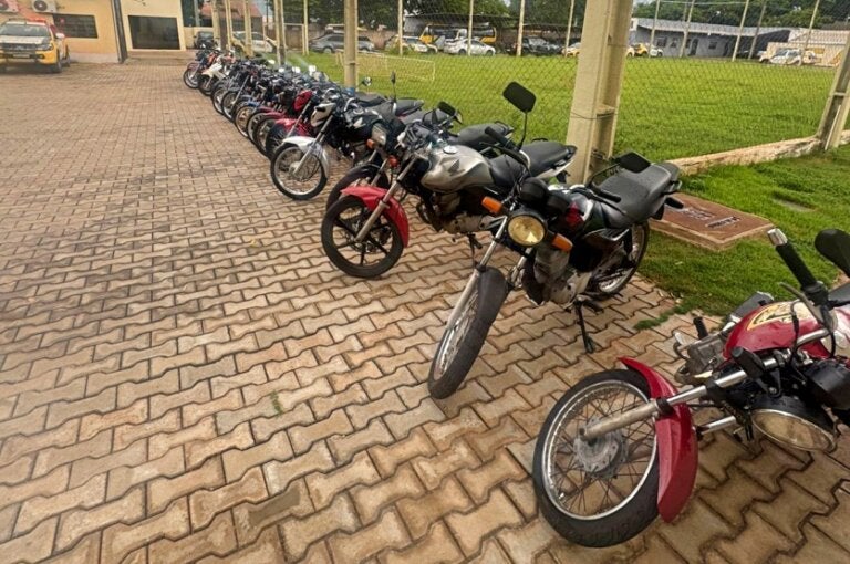 PM faz operação em Umuarama e apreende 20 motos; maioria tinha escapamento adulterado