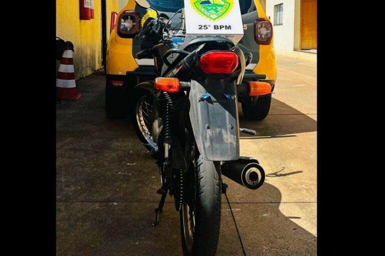 PM flagra jovem sem CNH com moto sem placa e com imposto atrasado