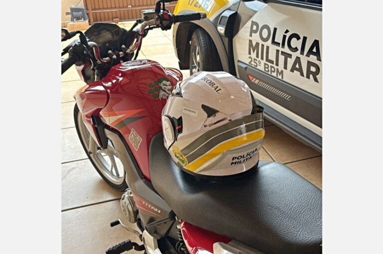 PM flagra jovem empinando moto no centro de Perobal e apreende veículo