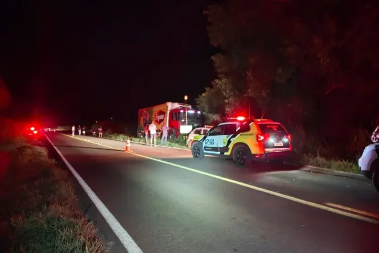 Colisão frontal entre caminhão e moto na PR-317 deixa dois mortos