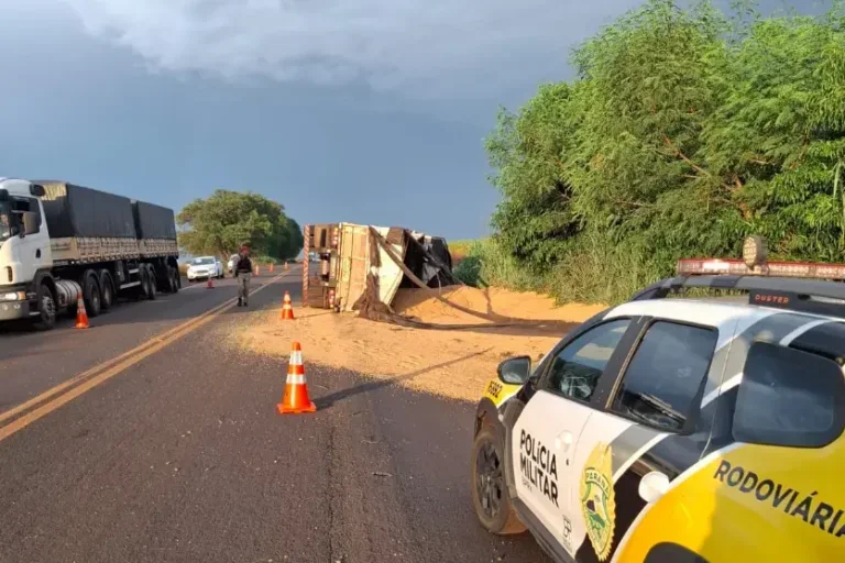 Carreta tomba próximo a ponte na PR-323 após problema mecânico