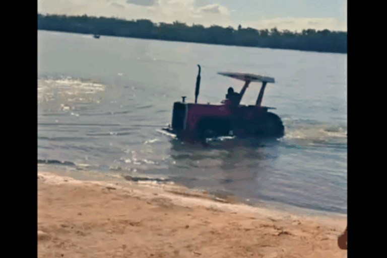 Durante manobra, trator afunda no Rio Paraná e sai da água guinchado; vídeo