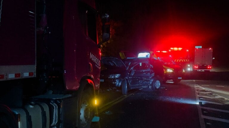 Acidente entre automóvel e carreta faz vítimas no trevo de Alto Piquiri