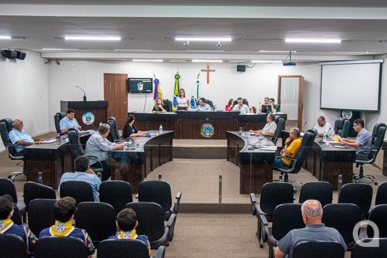 Primeira sessão do ano na Câmara de Vereadores de Umuarama elege comissões permanentes