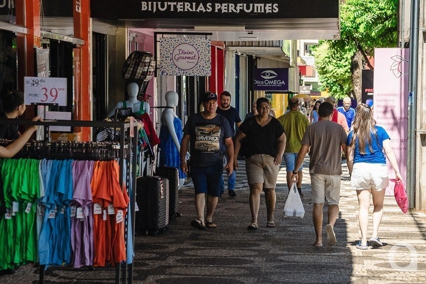 Comércio de rua se mantém de portas abertas até as 13h deste sábado em Umuarama