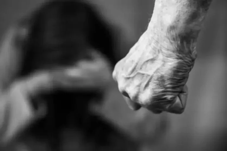 Homem agride ex-esposa e foge com dinheiro da família