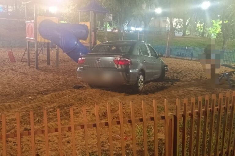 Condutor invade praça 7 de Setembro e é preso por embriaguez ao volante