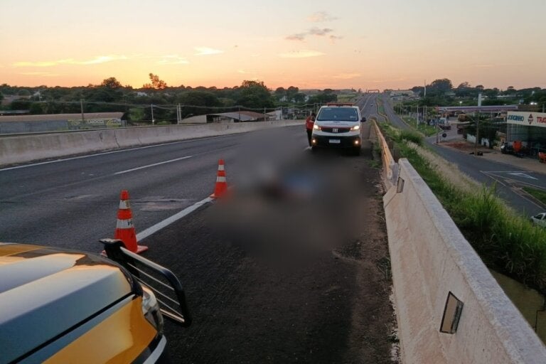 Trabalhador morre atropelado na BR-376, no Paraná, e condutor foge do local.