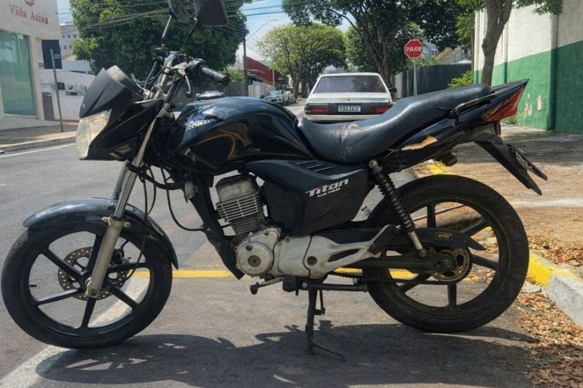 Motocicleta é furtada na frente de condomínio na Zona I de Umuarama