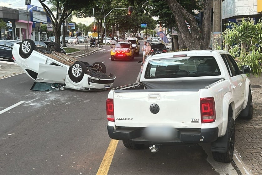 Capotamento deixa vítima na avenida Paraná, próximo à Praça Miguel Rossafa