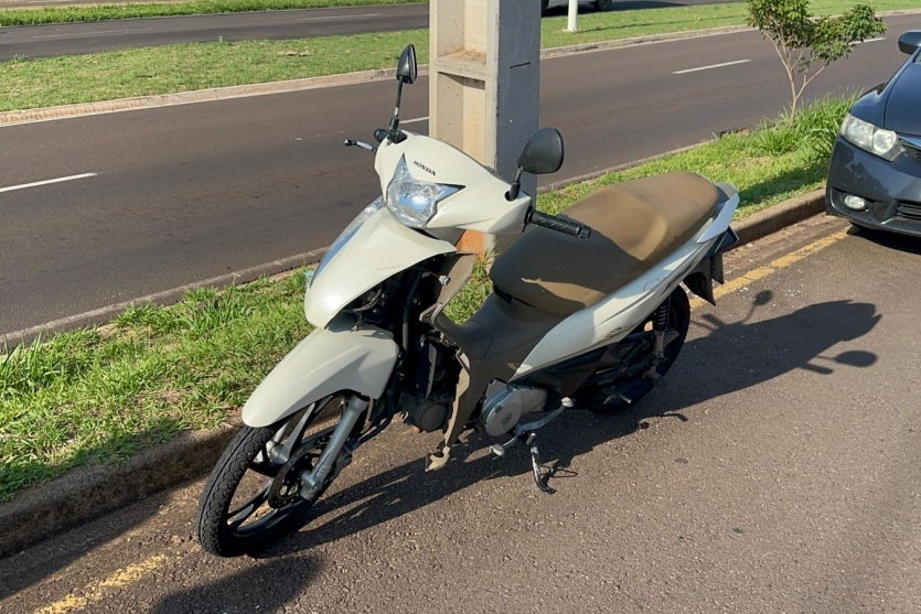 Condutora na contramão derruba motociclista na avenida Portugal, em Umuarama