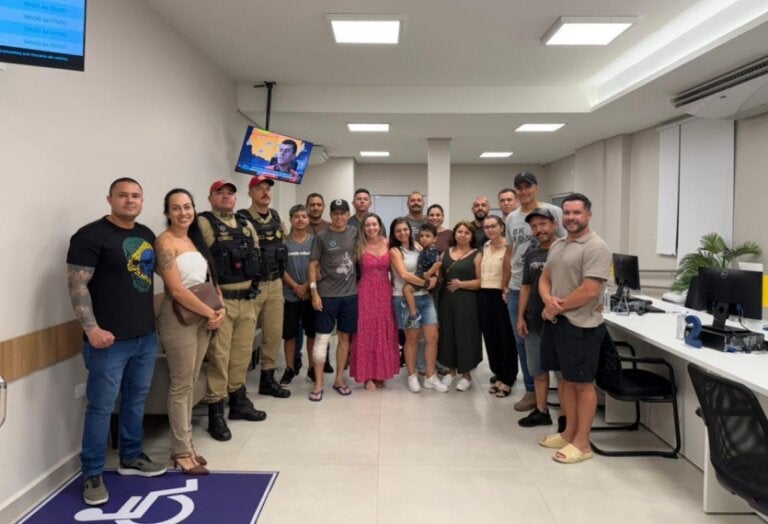 Policial que sobreviveu a capotamento na PR-323 fica emocionado ao receber alta no hospital