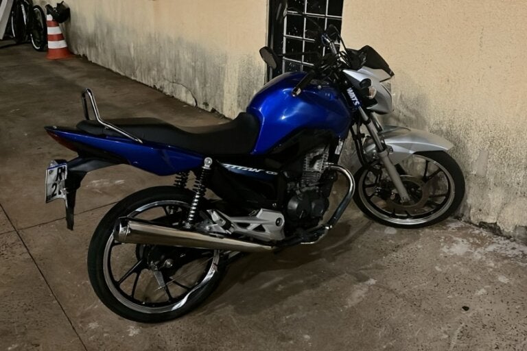 Motociclista tenta furar blitz na avenida Paraná e é detido, em Umuarama
