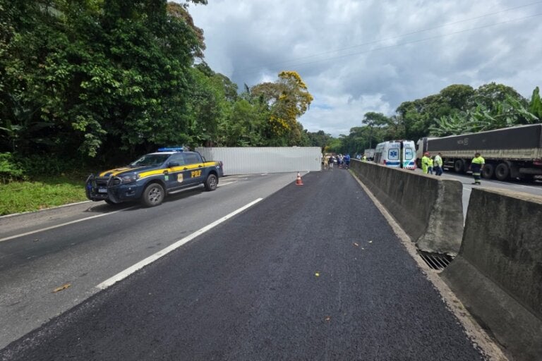 Tombamento e atropelamento na BR-277 deixa trabalhador em estado grave
