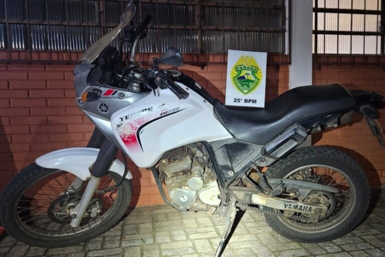 Pedestre é atropelado por motociclista no Centro de Pérola; vítima teve fratura e lesões