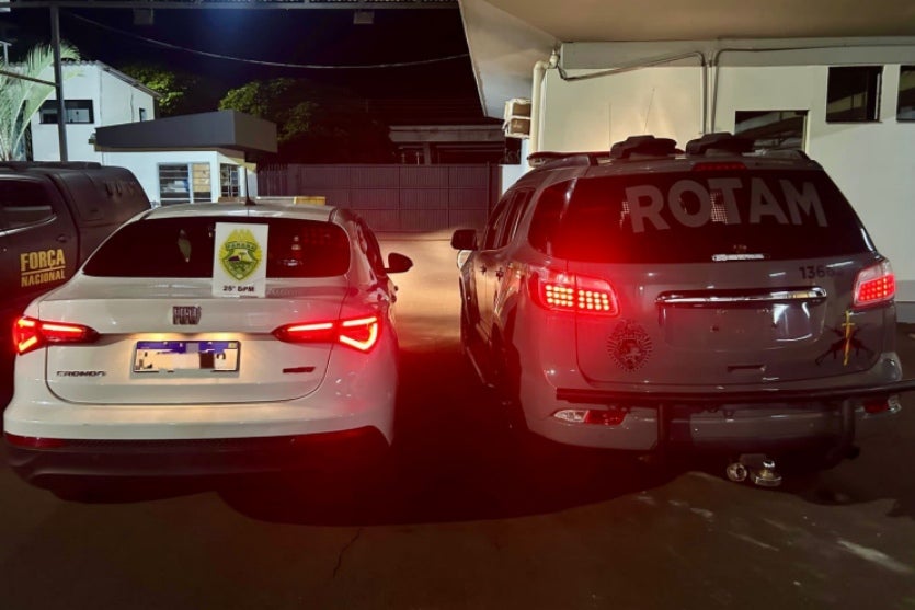 Abordagem a carro em alta velocidade termina com prisão de dupla por receptação em Umuarama