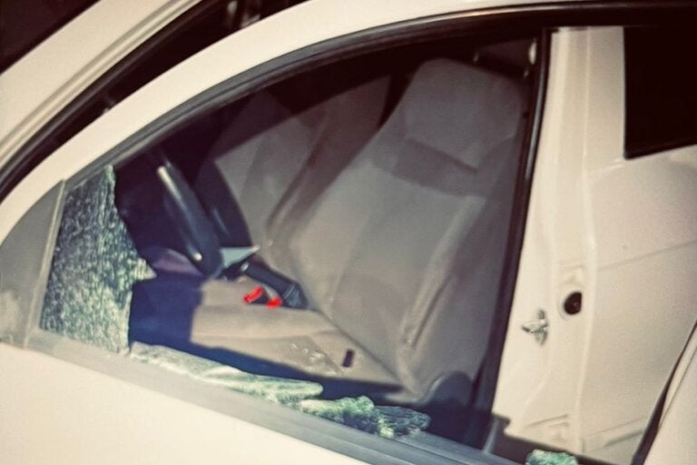 Homem quebra vidro do carro da ex-mulher e foge antes da chegada da PM, em Perobal