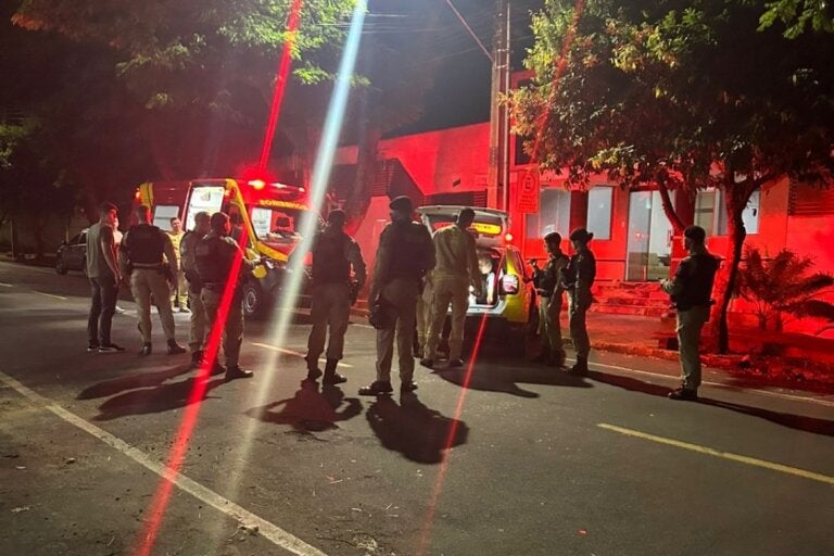 Pacientes ameaçam funcionários do Santa Cruz com caco de vidro e tentam fugir, em Umuarama