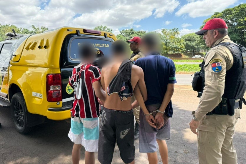 Homem marca encontro pela internet, é agredido e tem carro roubado; suspeitos são detidos