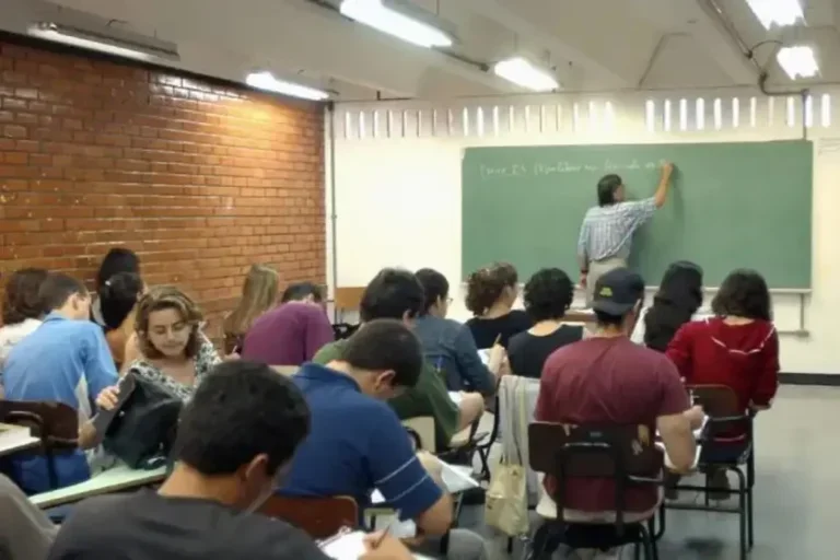 Greve dos professores no Paraná pode começar dia 23 após assembleia da categoria
