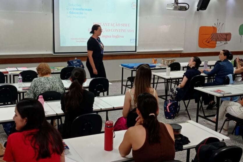 Umuarama prepara professores para inclusão da língua inglesa no Ensino Fundamental