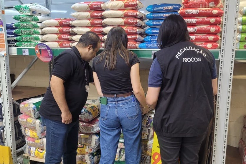 Rede de supermercados em Umuarama é notificada por insetos presentes em alimentos