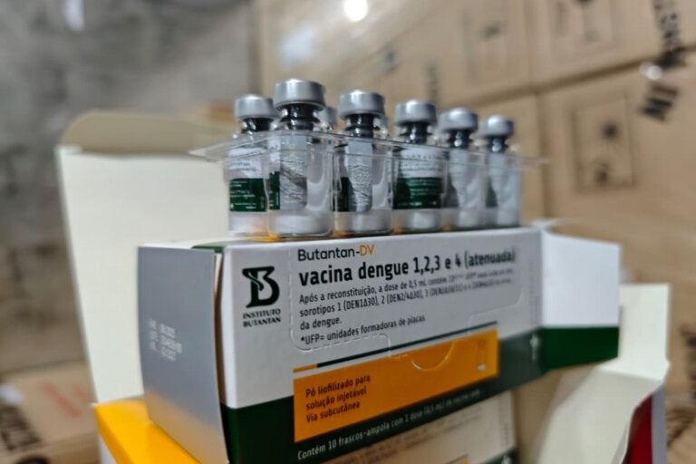 Vacina da dengue é disponibilizada para profissionais da saúde no Paraná
