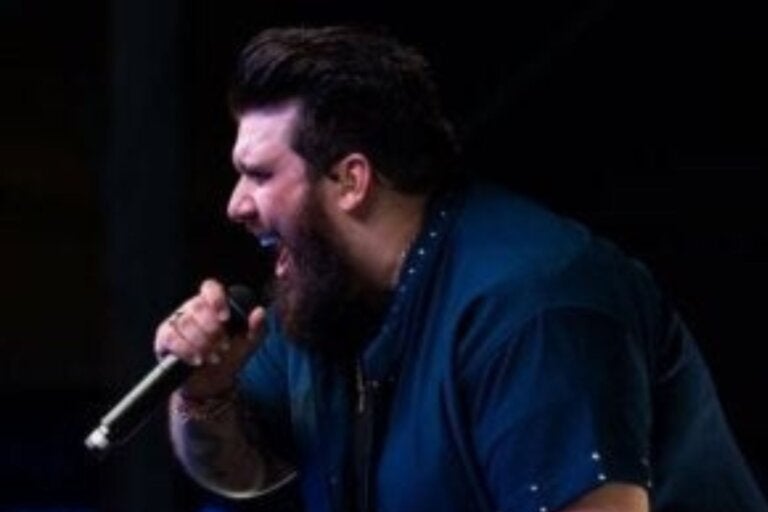 Com churrasco no palco, primeira noite de shows da Expo Umuarama tem 4 horas de música