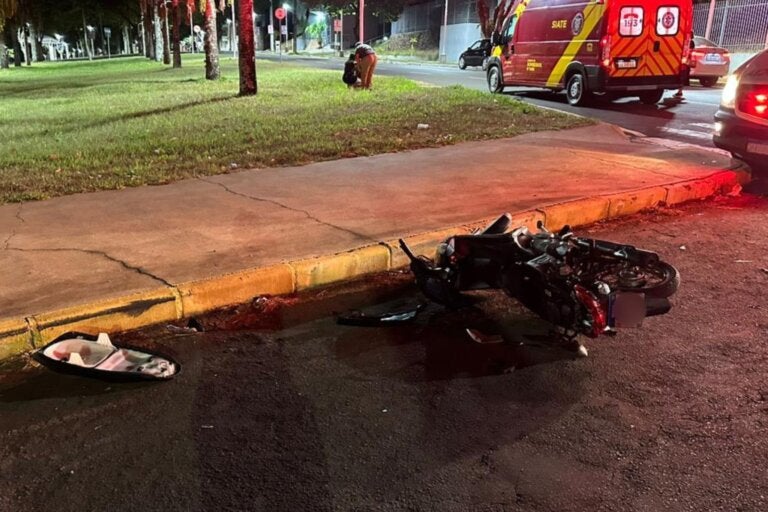 Motociclista é entubada e levada ao hospital com suspeita de traumatismo craniano em Umuarama