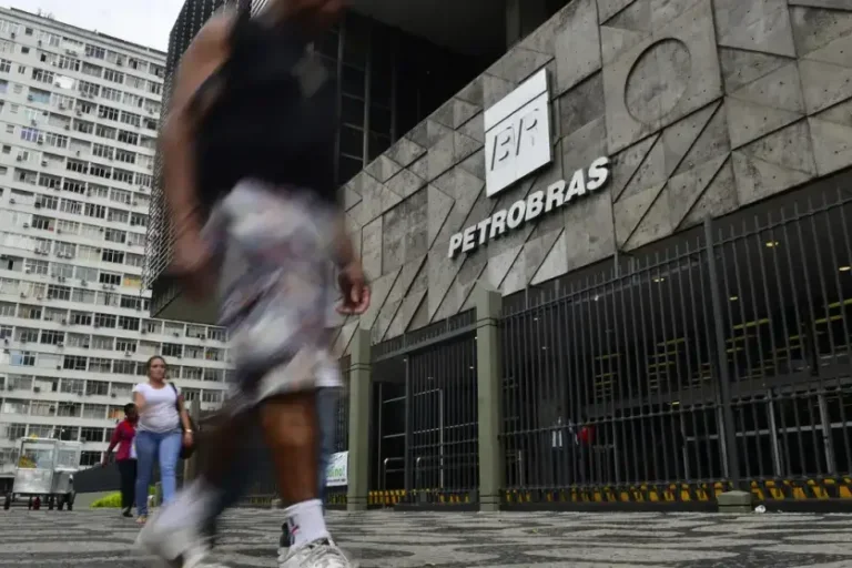 Após cobrança da ANP, Petrobras diz que está entregando todo combustível produzido