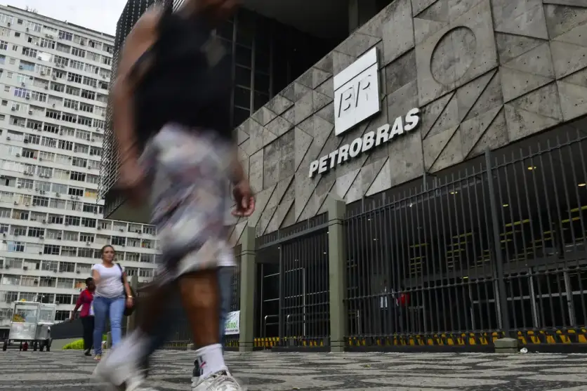 Após cobrança da ANP, Petrobras diz que está entregando todo combustível produzido