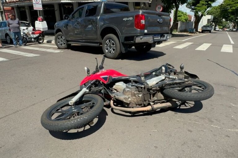 Acidente entre caminhonete e motocicleta deixa um ferido em Umuarama; vídeo
