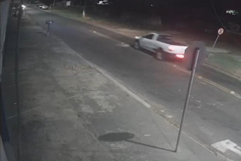 Motociclista sofre fratura exposta no joelho e tenta localizar condutor que causou acidente no Jardim Global