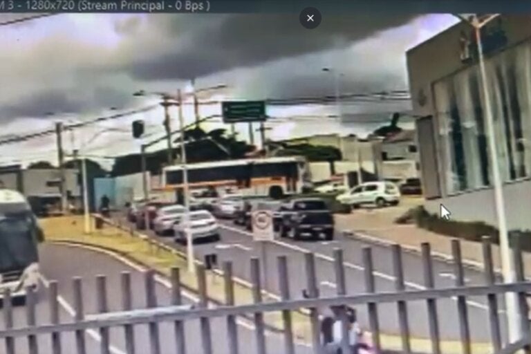 Câmera mostra colisão com ônibus que matou motociclista em Umuarama