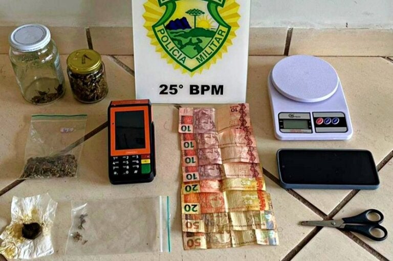 Após denúncia, PM conduz jovem por tráfico e apreende drogas e dinheiro em Umuarama