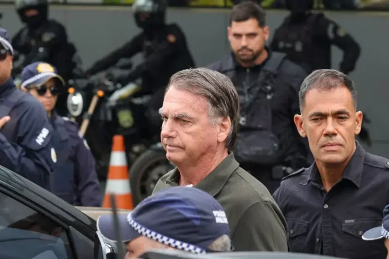 Defesa prepara 14º pedido de prisão domiciliar para Bolsonaro após nova internação