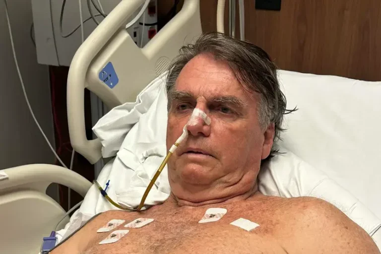 Após mal-estar, Bolsonaro é internado na UTI de hospital em Brasília