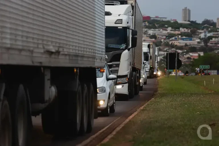 Caminhoneiros desistem de greve após governo endurecer regras do frete