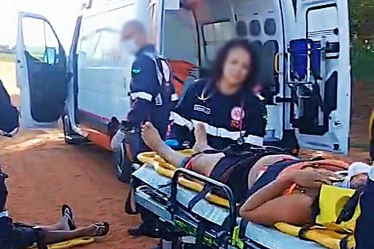 Casal sofre ferimentos graves após queda de moto na zona rural de Cruzeiro do Oeste; com vídeo