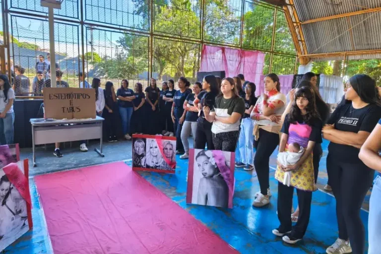 Estudantes promovem manifesto sobre direitos das mulheres no Colégio Pedro II
