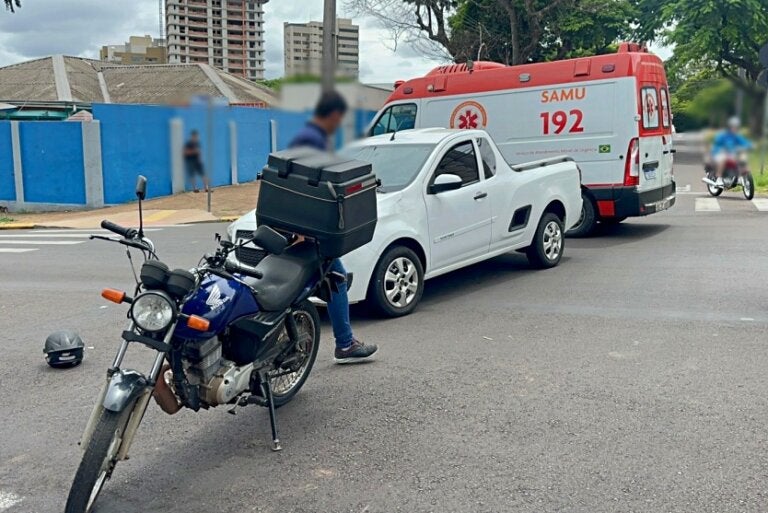 Colisão entre picape e moto no centro de Umuarama resulta em ferimentos em entregador; vídeo