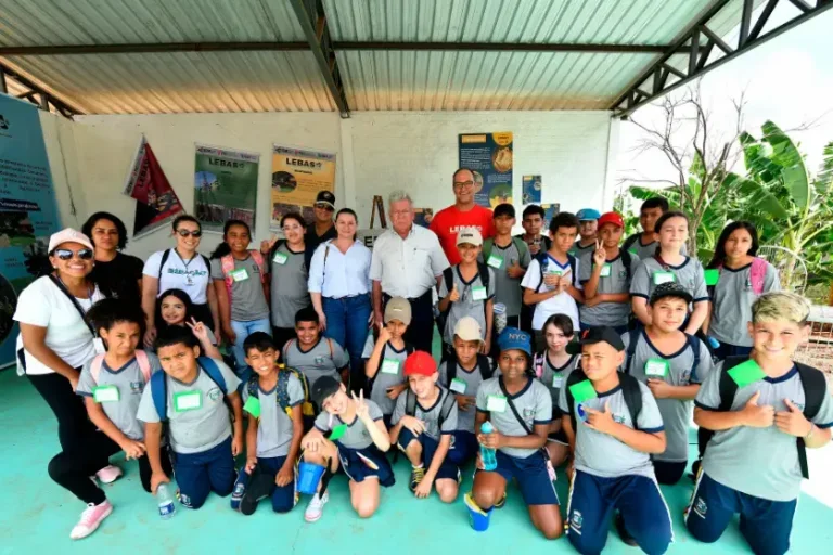Alunos da rede municipal visitam Expo Umuarama em atividade educativa