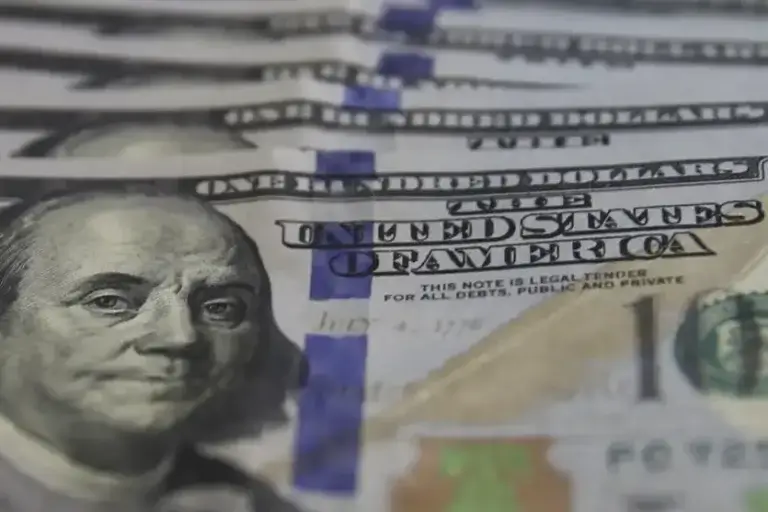 Dólar aumenta e preço do petróleo dispara com ataques ao Irã; entenda