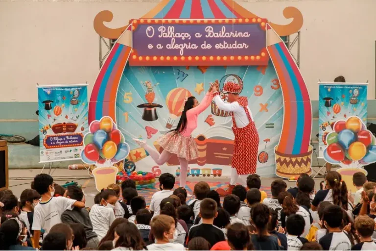 Espetáculo circense leva mensagem contra o bullying a estudantes em Douradina