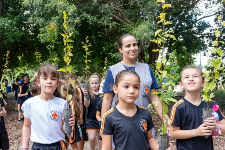 Douradina realiza plantio de árvores e promove educação ambiental no Dia da Água
