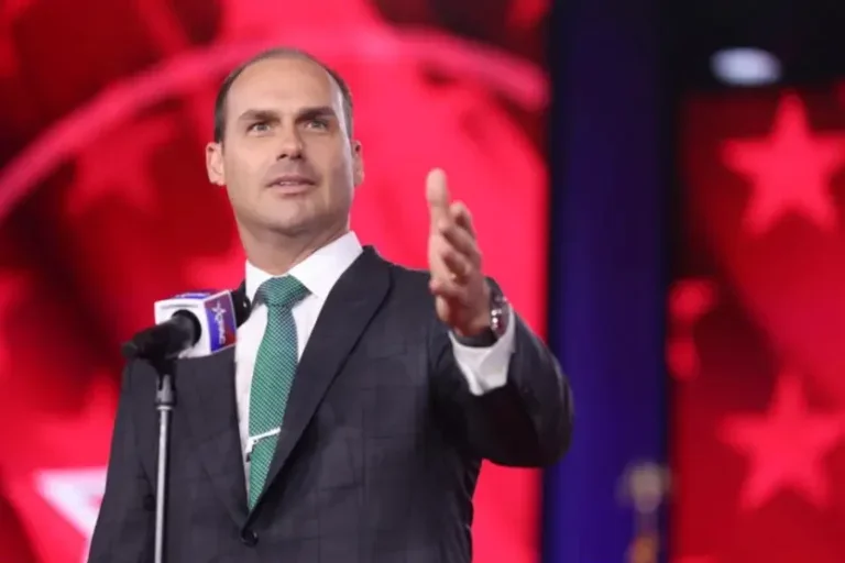 Moraes dá 24 horas para defesa de Bolsonaro explicar vídeo citado por Eduardo