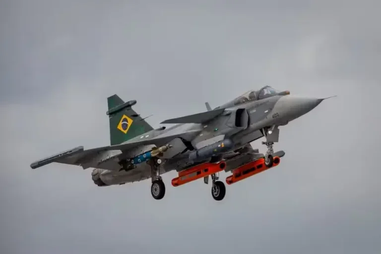 Embraer apresenta primeiro caça F-39E Gripen produzido no Brasil