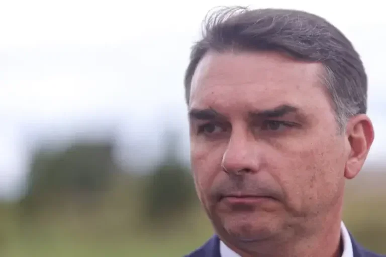 Flávio Bolsonaro registra boletim de ocorrência após ameaça em rede social